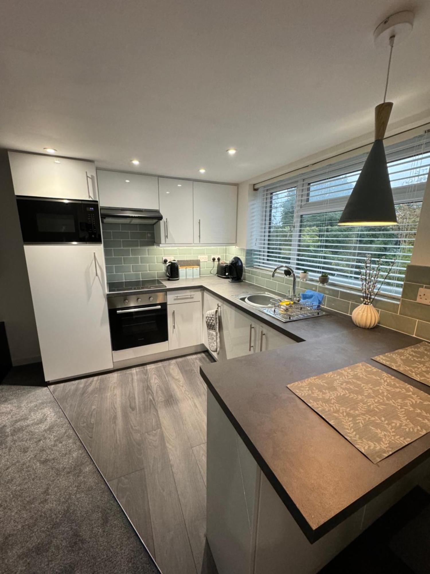 Modern 1 Bed Apartment With Car Parking Bitton Exterior foto